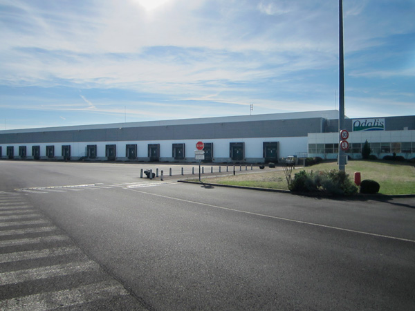 Sté Odalis - une partie de l'entrepôt et des bureaux vue du parking